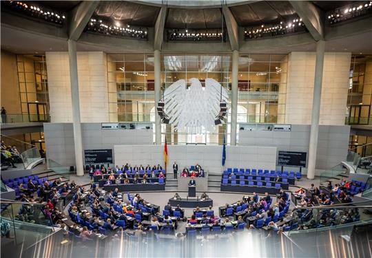 Erste Lesung zur Änderung des Gebäudeenergiegesetzes - Robert Habeck spricht im Bundestag.