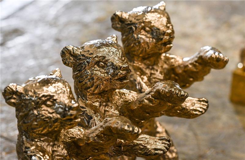 Erste Rohlinge der Berlinale-Bären sind in der Bildgießerei Hermann Noack zu sehen. Mit der umstrittenen Berlinale-Gala hat sich der Aufsichtsrat der Internationalen Filmfestspiele in einer Sondersitzung befasst.