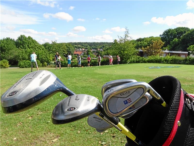 Mit dem Schläger das erste Mal aufs Grün Erste Schlagübungen: Leicht bergauf versuchen die Ferienpasskinder, ihre Golfbälle in die ausgelegten Ringe zu befördern.  Fotos: Exner