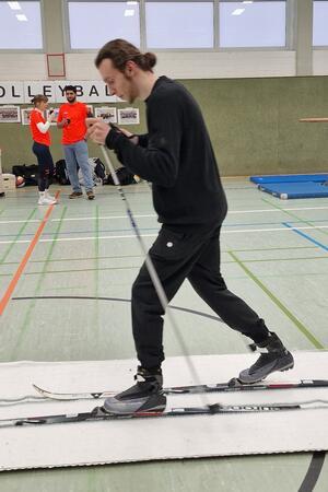 So lief der Hochschulsporttag der TU Clausthal Erste Schritte auf Langlaufskiern: Textile Langlaufloipen bieten eine Alternative für wärmere Winter.