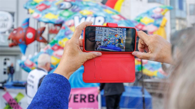 Bunter Fisch auf Berlinreise: Bündnis wirbt für AfD-Verbot Erste Station der Reise war Bielefeld.