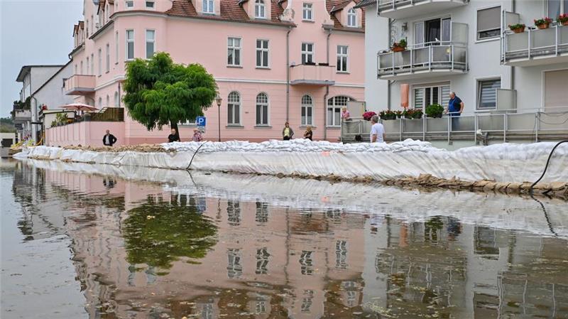 Hochwasser steigt - Erste Straßen an der Oder überflutet Erste Straßen sind in Eisenhüttenstadt überflutet. Die Stadt muss sich auf weiter steigende Wasserstände einstellen.