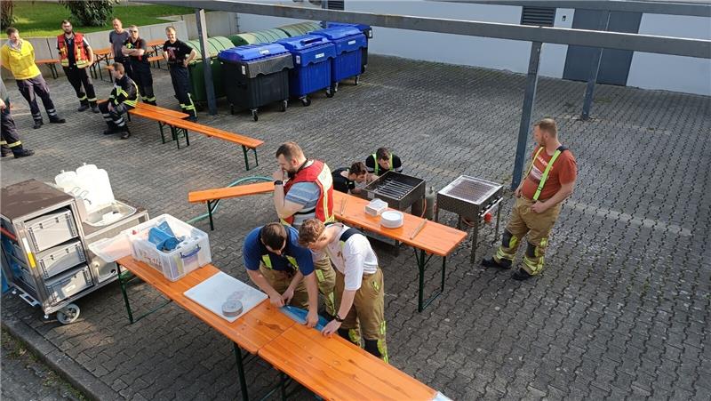 Feuerwehr übt Versorgung von 70 Einsatzkräften Erste Vorbereitungen laufen. Es wird der Grill aufgebaut. Foto: KFB Goslar