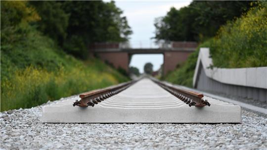 Erste Züge werden auf der sogenannten Wunderline voraussichtlich erst im Sommer 2026 fahren. (Archivbild)