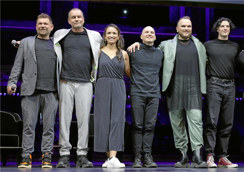 Lincke-Ring-Träger Peter Plate stellt sich GZ-Fragen Erster Aufschlag für das neue Musical (von links): Die Komponisten Peter Plate und Ulf Leo Sommer, die Darsteller Yasmina Hempel, Nico Went, Nils Wanderer und Paul Csitkovics stehen während eines PR-Termins für „Romeo und Julia“ auf der Bühne im „Theater des Westens“. Ab dem 19. März ist das Stück dort zu sehen. Foto: Jörg Carstensen/dpa