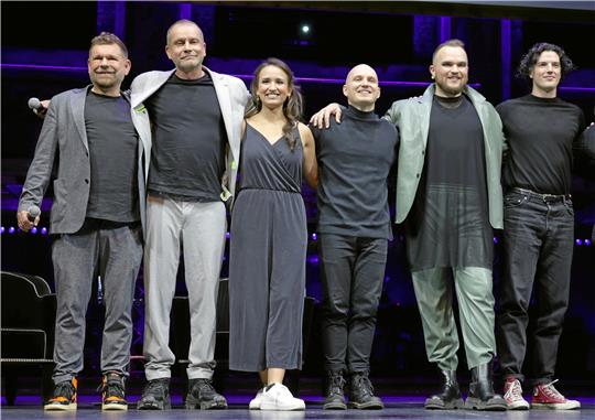 Erster Aufschlag für das neue Musical (von links): Die Komponisten Peter Plate und Ulf Leo Sommer, die Darsteller Yasmina Hempel, Nico Went, Nils Wanderer und Paul Csitkovics stehen während eines PR-Termins für „Romeo und Julia“ auf der Bühne im „Theater des Westens“. Ab dem 19. März ist das Stück dort zu sehen.  Foto: Jörg Carstensen/dpa