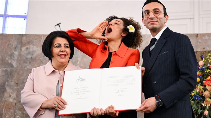 Erster Europäischer Paulskirchenpreis für Demokratie an iranische Journalistin verliehen