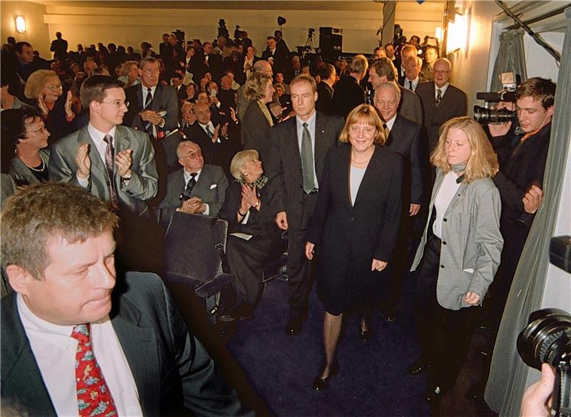 Erster Goslar-Besuch einer frischgebackenen CDU-Parteichefin: Angela Merkel hält am 20. Oktober 2000 im Odeon-Theater ihre Goslarer Rede zum 50. Geburtstag der Bundespartei.  Archivfoto: Schenk
