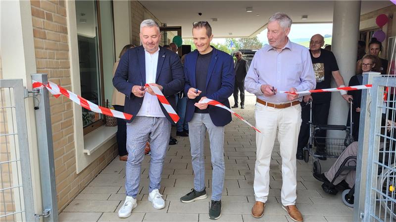Für Beeinträchtigte: Lebenshilfe weiht Neubau in Harlingerode ein Erster Kreisrat Frank Dreßler (v.l.), Lebenshilfe-Geschäftsführer Sven Dickfeld und Bad Harzburgs Bürgermeister Ralf Abrahms durchtrennen das symbolische Band.