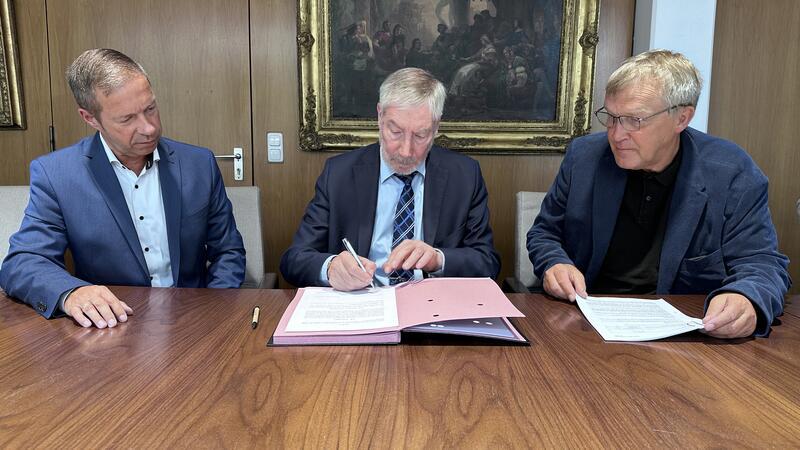 Von wem bekommen die Harzburger künftig Gas und Strom? Erster Stadtrat Andreas Simon (l.) hat zusammen mit Stadtwerke-Geschäftsführer Bernd Vollrodt (r.) den Konzessionsvertrag erarbeitet, den Bürgermeister Ralf Abrahms unterschreibt.