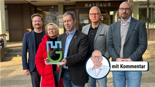 Erster Stadtrat Andreas Simon präsentiert zusammen mit (v.r.) Tobias Brandt und Dr. Jochen Wesemeier von der städtischen Wirtschaftsförderung das neue Logo, das (v.l.) Alexander Klutzny und Silke Duda-Koch erarbeitet haben.
