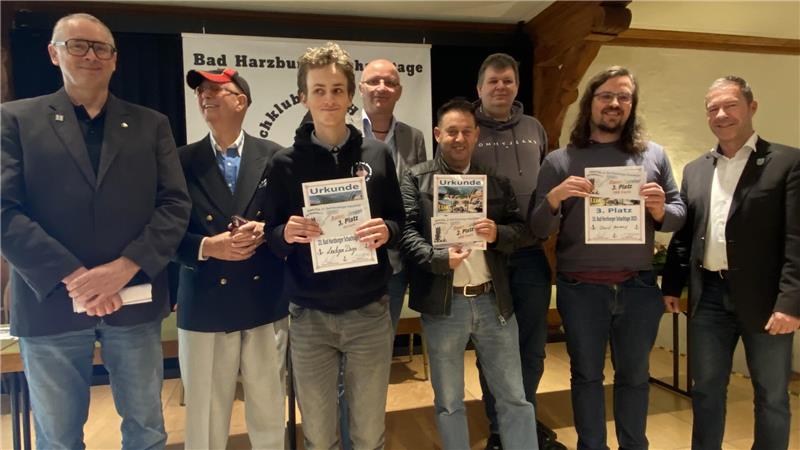 Das sind die Gewinner der Bad Harzburger Schachtage Erster Stadtrat Andreas Simon (r.), Schachklub-Vorsitzender Jörg Baars und Ehrenvorsitzender Wilfried Hellbusch (v.l.) sowie Michael S. Langer, Präsident des Niedersächsischen Schachverbandes (4.v.l.), ehren die Sieger der 23. Schachtage sowie Ludger Dege (3.v.l.) als besten Bad Harzburger.