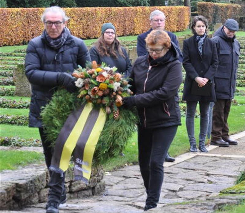 Bewegende Worte vor wenigen Goslarer Zuhörern zum Volkstrauertag Erster Stadtrat Dirk Becker und Bürgermeisterin Renate Lucksch gehen für die Stadt nach vorn ans Ehrendenkmal.