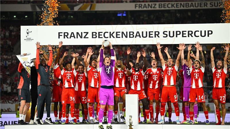 Erster Bayern-Titel: Kein Woltemade, aber Díaz liefert schon Erster Supercup-Sieg seit 2022: Die Bayern um Torhüter Manuel Neuer jubeln.