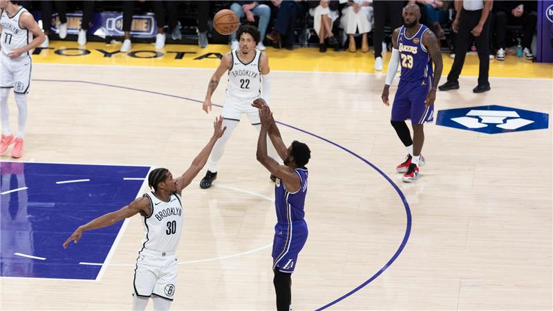 Erster Vater-Sohn-Assist der NBA-Geschichte: LeBron James sieht den Dreier von Bronny James aus nächster Nähe.