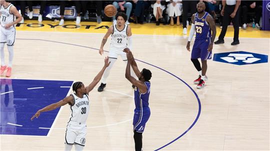 Erster Vater-Sohn-Assist der NBA-Geschichte: LeBron James sieht den Dreier von Bronny James aus nächster Nähe.