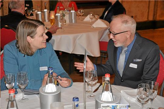 Erstes Goslar-Treffen: Kultusministerin Julia Hamburg unterhält sich im Vorjahr mit Chef Dr. Christoph Rabbow vom Philologenverband Niedersachsen noch im vergleichsweise kleinen Kreis beim Empfang des Hauptvorstands. Archivfoto: Heine