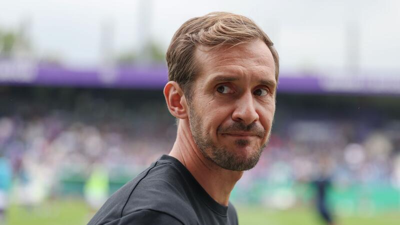 Von wegen Sensationen: Bundesligisten im Pokal weiter Erstes Pflichtspiel, erster Sieg: Für Freiburgs Trainer Julian Schuster lief der Pokal-Samstag gut.