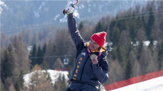 Erstes deutsches Gold: Anna-Lena Forster mit ihrer Medaille.