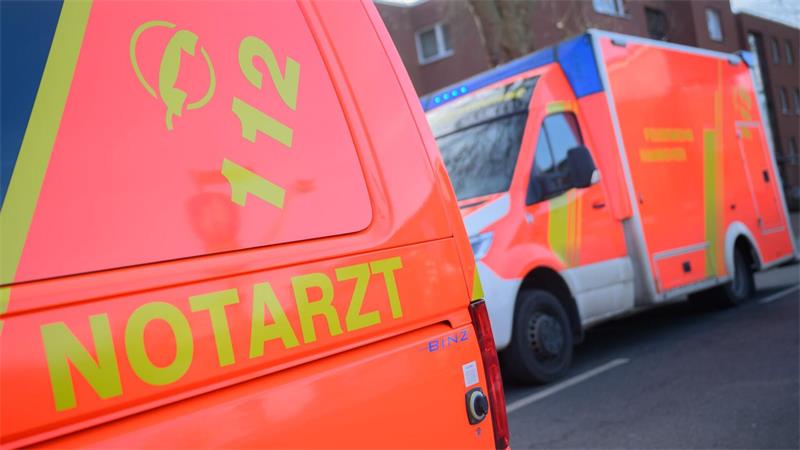 Ersthelfer versuchten, den Mann wiederzubeleben. Ein Notarzt konnte jedoch nur noch seinen Tod feststellen. (Symbolbild)