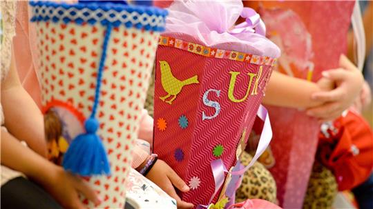 Erstklässler sitzen mit Ranzen und Schultüten vor ihrer Einschulung auf einer Bank. Die Schule beginnt für alle Abc-Schützen in Niedersachen am 16. August.