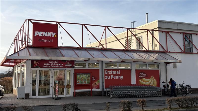 Eingangsbereich eines Penny-Supermarkts mit Einkaufswagen.