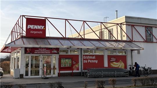 Eingangsbereich eines Penny-Supermarkts mit Einkaufswagen.