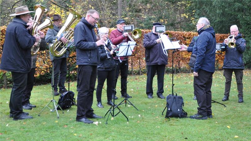 Bewegende Worte vor wenigen Goslarer Zuhörern zum Volkstrauertag Erstmalig spielt die Wildemanner Blasmusik zum Volkstrauertag auf dem Goslarer Friedhof an der Hildesheimer Straße.