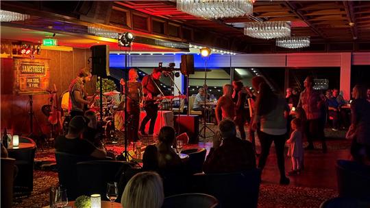 Erstmals dabei und gleich gut besucht: Im „Ahorn-Hotel“ tanzen beim Honky-Tonk-Kneipenfestival sogar die Kinder.