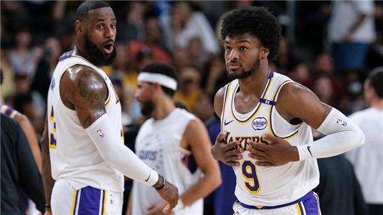 Erstmals gemeinsam im Einsatz für die Los Angeles Lakers: LeBron James (l) und sein Sohn Bronny.
