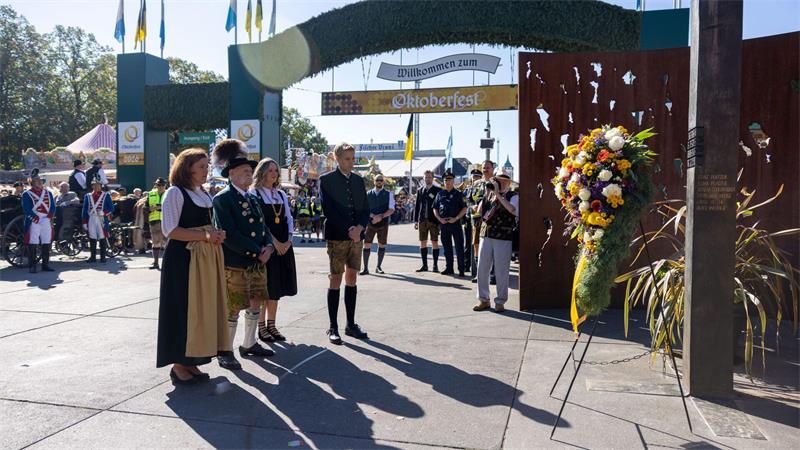 „Bilderbuchstart“ und Söder-Lob: Krause eröffnet Oktoberfest Erstmals gibt es beim Einzug der Wirte ein Gedenken an das rechtsextreme Wiesnattentat von 1980. (Handout)