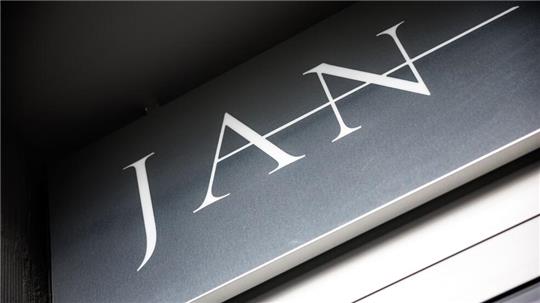 Erstmals hat das Restaurant „Jan“ in München im Guide „Gault&Millau“ fünf rote Hauben - die beste Auszeichnung - bekommen.