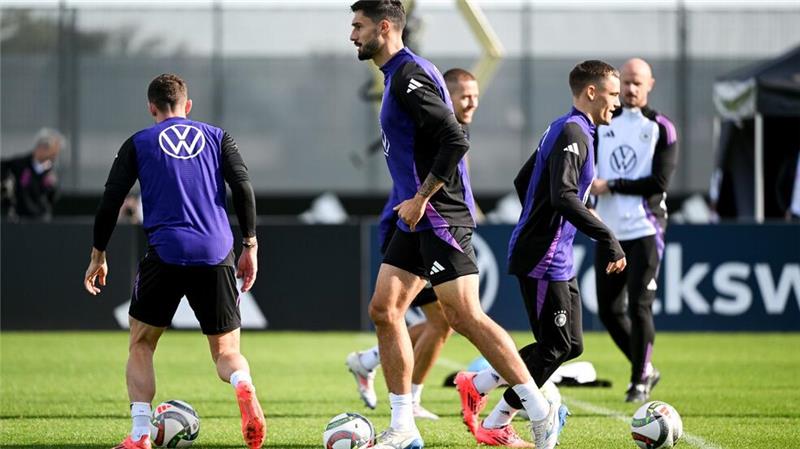 Erstmals im Kreis der Nationalmannschaft am Ball: Tom Kleindienst (M).