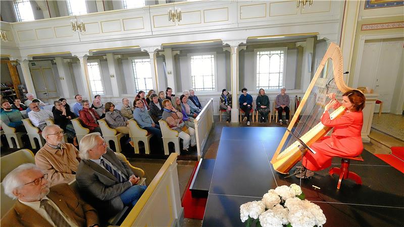 Steinway-Festival mit besonderen Facetten Erstmals ist mit Margret Köll eine Harfenistin beim Steinway-Festival. In der St. Thomaskirche, in der Heinrich Engelhard Steinweg getauft wurde, bestreitet sie eine kostbare Konzertstunde und stellt ihre Harfe, eine von vier aus ihrem Fundus, vor: Sie wurde aus Walnuss, Fichte und Ahorn gearbeitet. Foto: Zietz