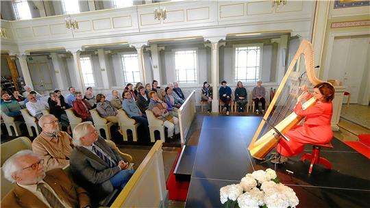 Erstmals ist mit Margret Köll eine Harfenistin beim Steinway-Festival. In der St. Thomaskirche, in der Heinrich Engelhard Steinweg getauft wurde, bestreitet sie eine kostbare Konzertstunde und stellt ihre Harfe, eine von vier aus ihrem Fundus, vor: Sie wurde aus Walnuss, Fichte und Ahorn gearbeitet.  Foto: Zietz