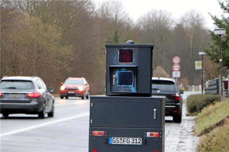 Erstmals nach Einführung der neuen Tempolimits überwacht der Landkreis mit seinem Blitzeranhänger die B 248 bei Neuekrug – und zieht ein positives Fazit. Foto: Gereke