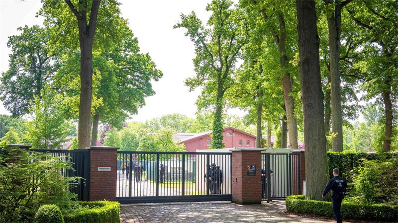 Erstmals nach dem Urteil gegen die frühere RAF-Terroristin Daniela Klette wird die zum Gerichtssaal umgebaute Reithalle am Stadtrand von Verden wieder genutzt. (Archivbild)