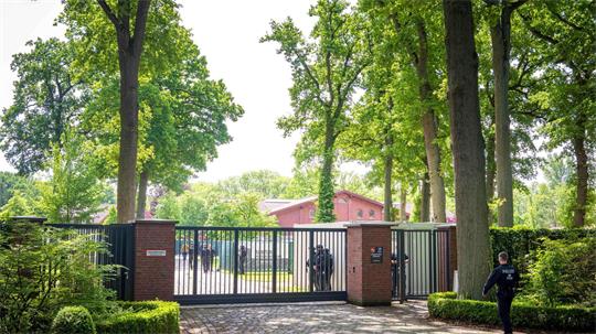 Erstmals nach dem Urteil gegen die frühere RAF-Terroristin Daniela Klette wird die zum Gerichtssaal umgebaute Reithalle am Stadtrand von Verden wieder genutzt. (Archivbild)