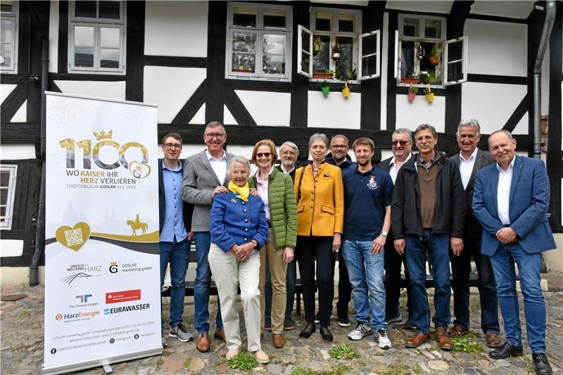 Gutes tun mit Bacchus und Bocksbeutel Erstmals planen alle Service-Clubs der Stadt gemeinsam ein Weindorf zum Altstadtfest – das 1100-jährige Stadtjubiläum macht’s möglich. Vertreter aller Clubs und der Goslar-Marketing-Gesellschaft fiel es beim Vor-Ort-Termin nicht schwer, sich den gemütlichen Innenhof als Weindorf mit Ausschank, Musik und Sitzgelegenheiten vorzustellen. Foto: Kempfer