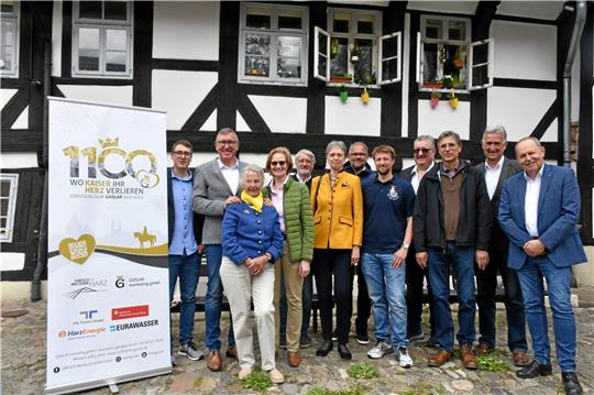 Erstmals planen alle Service-Clubs der Stadt gemeinsam ein Weindorf zum Altstadtfest – das 1100-jährige Stadtjubiläum macht’s möglich. Vertreter aller Clubs und der Goslar-Marketing-Gesellschaft fiel es beim Vor-Ort-Termin nicht schwer, sich den gemütlichen Innenhof als Weindorf mit Ausschank, Musik und Sitzgelegenheiten vorzustellen. Foto: Kempfer
