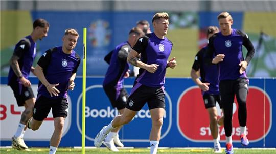 Erstmals seit dem Gewinn des Confederations Cup 2017 könnten die DFB-Profis um Toni Kroos (M) wieder eine Turnierprämie einstreichen.