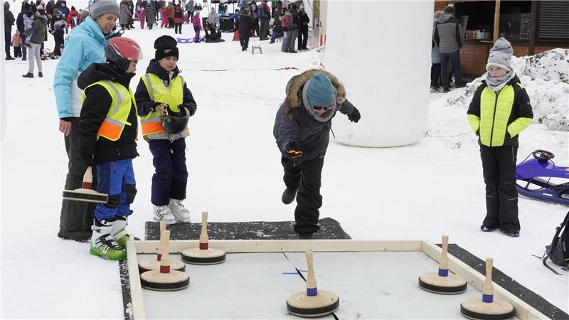Erstmals wird auch Eisstockschießen angeboten.