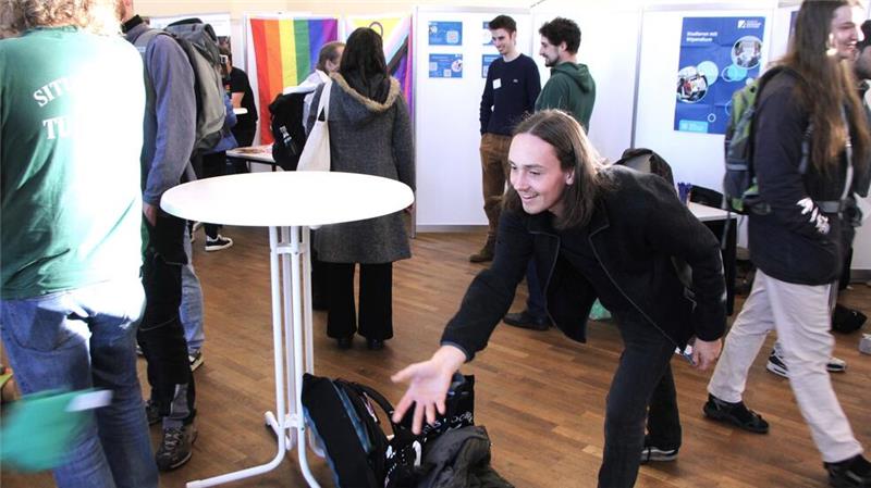 TU Clausthal heißt auf der Startmesse ihre Erstsemester willkommen Erstsemester Derk Hornbostel geht an einem Info-Stand seiner Handball-Liebe nach.