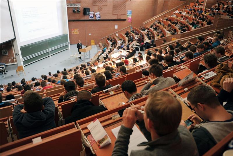Erstsemesterstudenten sitzen in einen Hörsaal der Universität Kassel und nehmen an der Einführungsveranstaltung in Maschinenbau teil.
