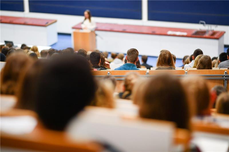 Auswertung: Wieder mehr Erstsemester Erstsemster-Studenten in einem Hörsaal einer Universität.