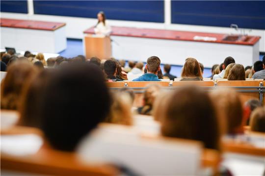 Erstsemster-Studenten in einem Hörsaal einer Universität.