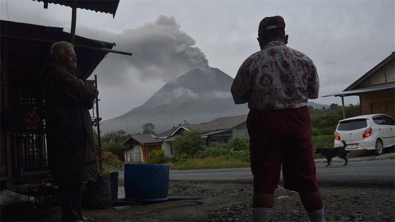 Eruption in Nord-Sumatra: Sinabung spuckt Asche über dem Regierungsbezirk Karo