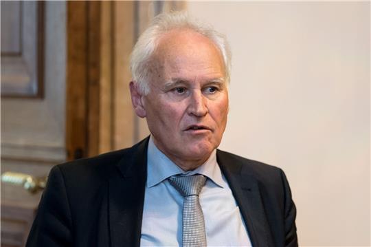 Erwin Huber kritisiert das Verhalten von Bayerns Vize-Ministerpräsident Hubert Aiwanger (Archivbild).