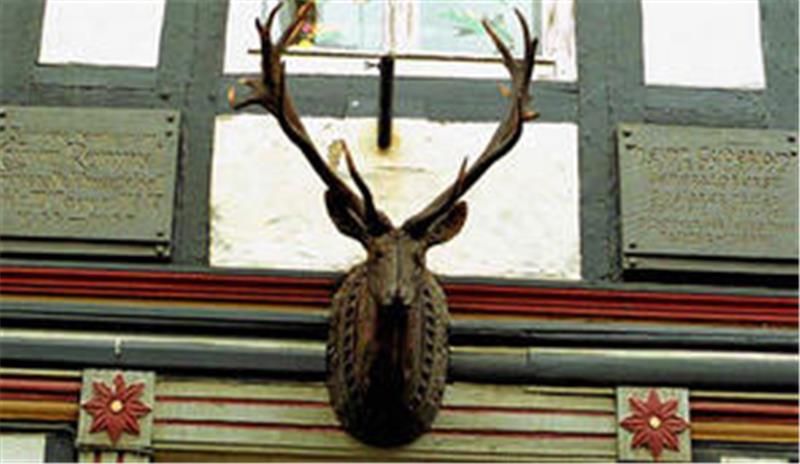 Erwin Rommel und Heinz Guderian: Lange Jahre hängen die beiden Gedenktafeln am früheren Jäger-Casino, in dem aber längst eine katholische Grundschule Einzug gehalten hat.