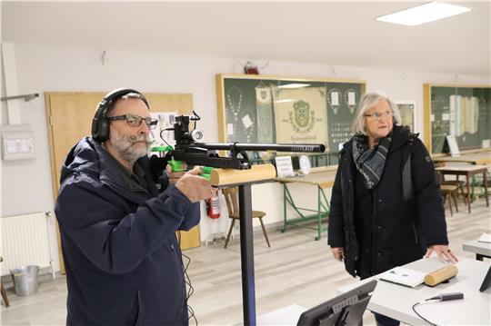 Erwin Rothhardt legt mit dem Lichtgewehr an. Das heißt, dass er nach Gehör ins Schwarze treffen muss. Mit Kopfhörer und Signalerkennung können Blinde und Sehbehinderte auch schießen. Foto: Neddermeier